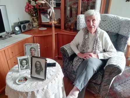 María Huerta Monje en su casa de Entrevías con las fotos de su juventud y la de su marido María Huerta Monje en su casa de Entrevías con las fotos de su juventud y la de su marido