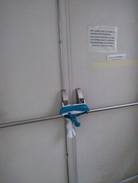 Imagen de una de las puertas de emergencia clausuradas con trozos de sábanas Imagen de una de las puertas de emergencia clausuradas con trozos de sábanas