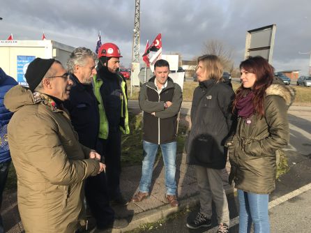 Pablo Fernández y Lorena González conversan con los representantes de los trabajadores de las auxiliares Pablo Fernández y Lorena González conversan con los representantes de los trabajadores de las auxiliares