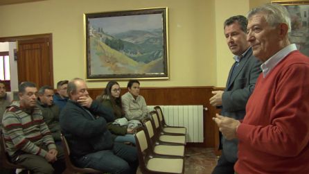 El dipuado de agricultrua, Pedro Bruno y el alcalde de Santo Tomé, Francisco Jimenez entregan las acredictaciones a los alumnos El dipuado de agricultrua, Pedro Bruno y el alcalde de Santo Tomé, Francisco Jimenez entregan las acredictaciones a los alumnos