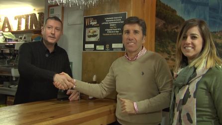 Casa Tino recibe el segundo premio de la VII Ruta de la Tapa de manos de la concejala de turismo, Nuria Serrano y el presidente de la ACEC, Miguel A.García Casa Tino recibe el segundo premio de la VII Ruta de la Tapa de manos de la concejala de turismo, Nuria Serrano y el presidente de la ACEC, Miguel A.García