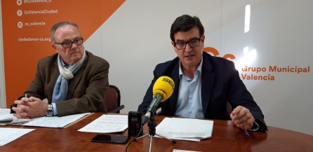 Los concejales Manuel Camarasa y Fernando Giner durante la rueda de prensa Los concejales Manuel Camarasa y Fernando Giner durante la rueda de prensa
