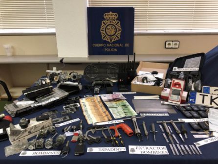 La Policía Nacional desarticula una banda especializada en el robo de coches en Madrid y Guadalajara: Robaban coches y los modificaban en Cabanillas del Campo La Policía Nacional desarticula una banda especializada en el robo de coches en Madrid y Guadalajara: Robaban coches y los modificaban en Cabanillas del Campo
