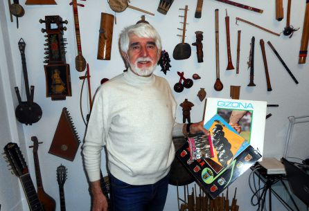 Enrique Ruiz de Gordoa con los discos Enrique Ruiz de Gordoa con los discos