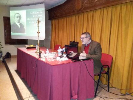 Momento de la conferencia de Ildefonso Alcalá Moreno Momento de la conferencia de Ildefonso Alcalá Moreno