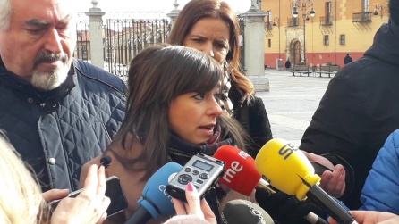 Gema Villaroel durante su comparecencia frente a la Catedral de León Gema Villaroel durante su comparecencia frente a la Catedral de León
