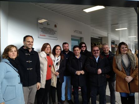 El presidente de la Diputación, la subedelegada de Gobierno, alcaldesa y concejales posan junto a la placa conmemorativa El presidente de la Diputación, la subedelegada de Gobierno, alcaldesa y concejales posan junto a la placa conmemorativa