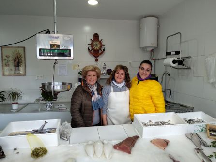 Tres generaciones al frente de la pescaderia del mercado de abastos de Peal de Becerro Tres generaciones al frente de la pescaderia del mercado de abastos de Peal de Becerro