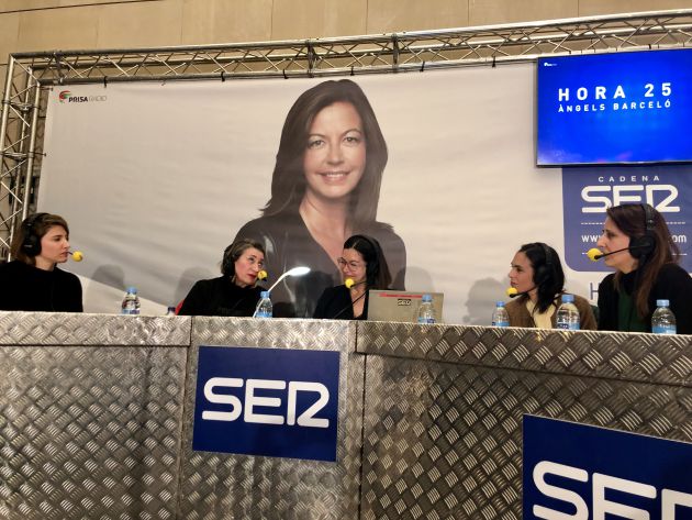 Àngels Barceló y su equipo de Hora 25 desde el IVAM Àngels Barceló y su equipo de Hora 25 desde el IVAM