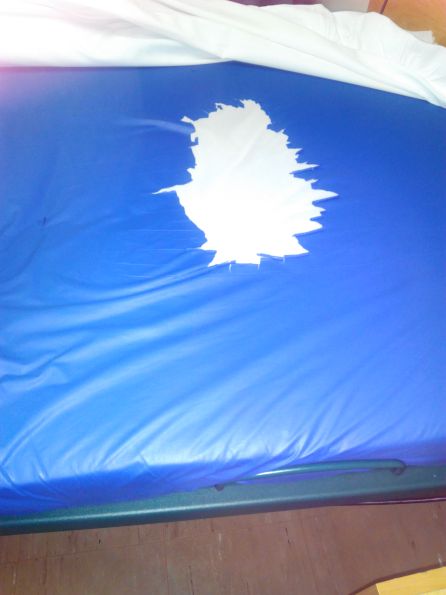 Almohadas rotas, goteras y puertas bloqueadas en la residencia de ancianos de Orcasur Almohadas rotas, goteras y puertas bloqueadas en la residencia de ancianos de Orcasur