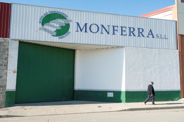 Almacén de la empresa Monferra S.L. en la localidad sevillana de Las Cabezas de San Juan, donde trabajaban los cinco fallecidos en el accidente de tráfico registrado a primera hora de la mañana en la carretera A-394, en Utrera (Sevilla), una empresa andaluza con diez años de experiencia en la economía social dedicada al montaje de nuevas redes ferroviarias y a su mantenimiento. Almacén de la empresa Monferra S.L. en la localidad sevillana de Las Cabezas de San Juan, donde trabajaban los cinco fallecidos en el accidente de tráfico registrado a primera hora de la mañana en la carretera A-394, en Utrera (Sevilla), una empresa andaluza con diez años de experiencia en la economía social dedicada al montaje de nuevas redes ferroviarias y a su mantenimiento.