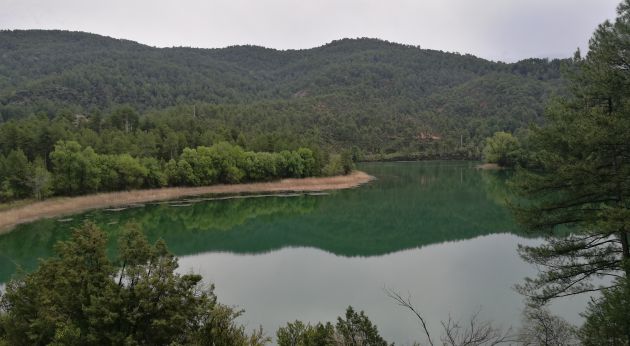 El sendero discurre junto al embalse de Chincha. El sendero discurre junto al embalse de Chincha.