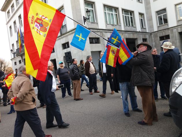Un manifestante con una caña de pescar llena de banderas, durante el acto por la Unidad de España en Oviedo Un manifestante con una caña de pescar llena de banderas, durante el acto por la Unidad de España en Oviedo