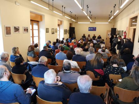 Vecinos de Peñafiel durante el encuentro con Barcones e Izquierdo Vecinos de Peñafiel durante el encuentro con Barcones e Izquierdo