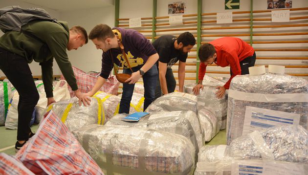 Estudiantes preparando el material que han trasladado a los campamentos saharauis donde permanecerán 20 días Estudiantes preparando el material que han trasladado a los campamentos saharauis donde permanecerán 20 días
