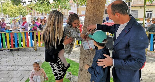 El 'árbol de los chupetes', símbolo de la infancia en Alcantarilla El 'árbol de los chupetes', símbolo de la infancia en Alcantarilla