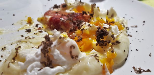 Ou escalfat amb parmentier de creïlla, pernil i tòfona Ou escalfat amb parmentier de creïlla, pernil i tòfona