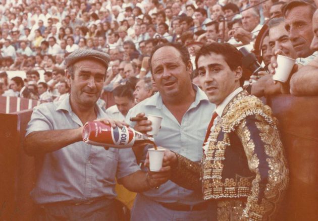 Historietas de Guadalajara: 'El Ruso', un peculiar vendedor de pipas y refrescos: 'El Ruso', un peculiar vendedor de pipas y refrescos Historietas de Guadalajara: 'El Ruso', un peculiar vendedor de pipas y refrescos: 'El Ruso', un peculiar vendedor de pipas y refrescos