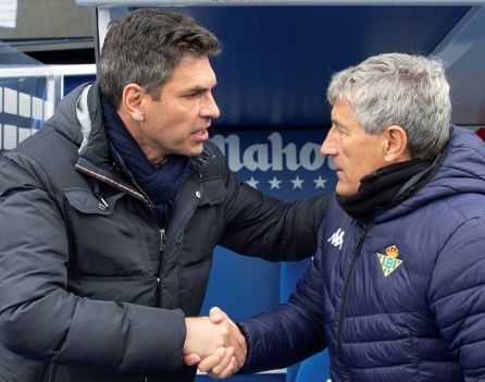 Los entrenadores se saludan antes del encuentro. Los entrenadores se saludan antes del encuentro.