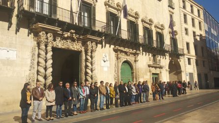 Los concejales del Ayuntamiento de Alicante, en la concentración de repulsa por el crimen de Planes. Los concejales del Ayuntamiento de Alicante, en la concentración de repulsa por el crimen de Planes.