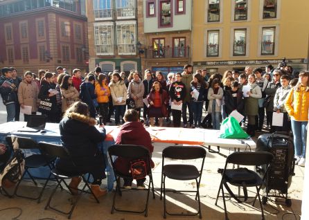 Los alumnos que participan en las radios escolares de Asturias hacen sus programas en directo desde la plaza del Ayuntamiento de Oviedo con motivo de la conmemoración del Día Mundial de la Radio. Los alumnos que participan en las radios escolares de Asturias hacen sus programas en directo desde la plaza del Ayuntamiento de Oviedo con motivo de la conmemoración del Día Mundial de la Radio.
