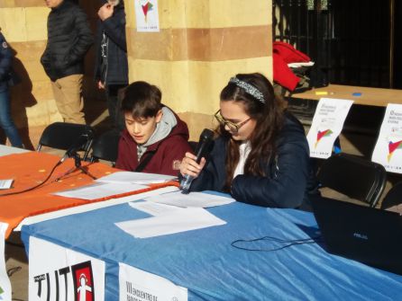 Alumnos de 6ºprimaria del Colegio Público San Félix de Candás hacen su programa de radio en al plaza del Ayuntamiento de Oviedo con motivo del Día Mundial de la Radio. Alumnos de 6ºprimaria del Colegio Público San Félix de Candás hacen su programa de radio en al plaza del Ayuntamiento de Oviedo con motivo del Día Mundial de la Radio.