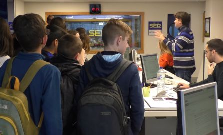 El Jefe de Deportes Pepe Morago explica a un grupo de estudiantes como se trabaja en la radio El Jefe de Deportes Pepe Morago explica a un grupo de estudiantes como se trabaja en la radio