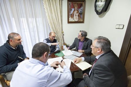 Firma del contrato para la reforma del salón de actos Firma del contrato para la reforma del salón de actos