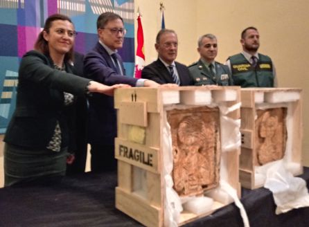 Responsables de la Junta de Castilla y León, Gobierno Central y Guardia Civil con los sillares recuperados Responsables de la Junta de Castilla y León, Gobierno Central y Guardia Civil con los sillares recuperados