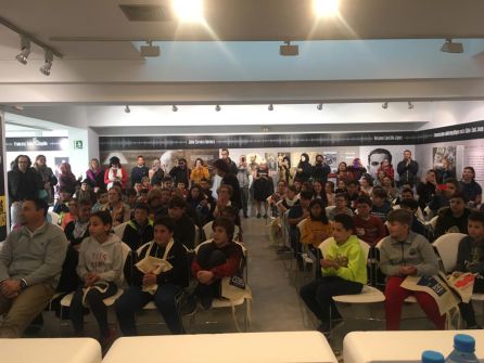 Medio centenar de alumnos de los colegios Sa Bodega y Portal Nou han venido a acompañarnos Medio centenar de alumnos de los colegios Sa Bodega y Portal Nou han venido a acompañarnos