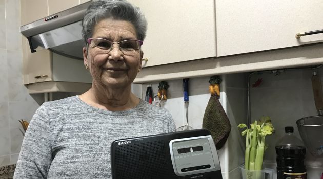 Teodora Arias con la radio en la cocina de su casa. Teodora Arias con la radio en la cocina de su casa.