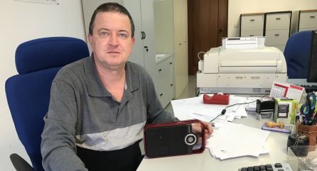 Agustín Jiménez, con su radio, en su puesto de trabajo. Agustín Jiménez, con su radio, en su puesto de trabajo.
