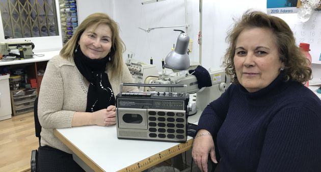 Raquel y Angustias, con su radio, en el taller de costura donde trabajan. Raquel y Angustias, con su radio, en el taller de costura donde trabajan.
