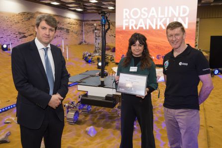 Elena junto al astronauta Tim Peake (d) y Chris Skidmore, ministro británico de Universidades, Ciencia, Investigación e Innovación Elena junto al astronauta Tim Peake (d) y Chris Skidmore, ministro británico de Universidades, Ciencia, Investigación e Innovación