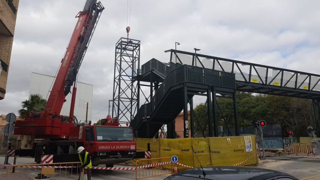Comienzan a instalar los ascensores en la pasarela del paso a nivel de Santiago el Mayor Comienzan a instalar los ascensores en la pasarela del paso a nivel de Santiago el Mayor