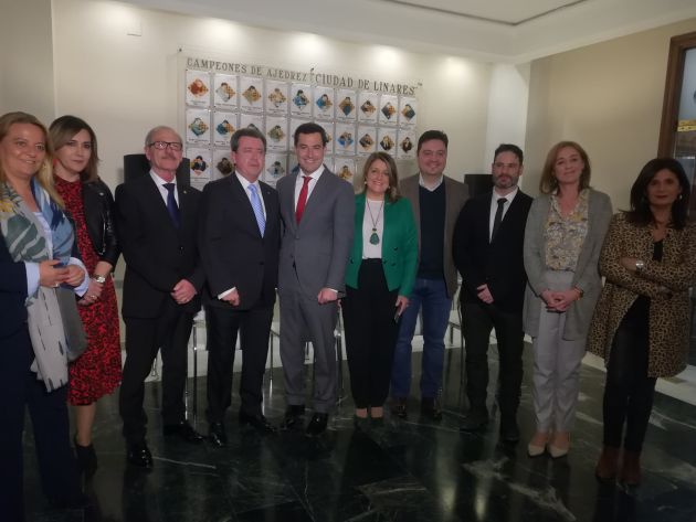 Miembros de la corporación municipal con el presidente de la Junta. Miembros de la corporación municipal con el presidente de la Junta.