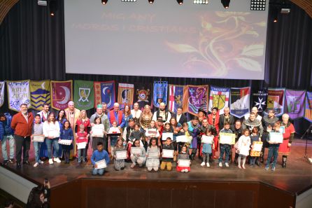 Foto final de familia, con los alumnos premiados en el concurso de dibujo. Foto final de familia, con los alumnos premiados en el concurso de dibujo.