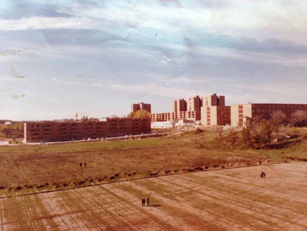 Vista de los primeros bloques de viviendas construidos en el barrio de Los Manantiales. Vista de los primeros bloques de viviendas construidos en el barrio de Los Manantiales.