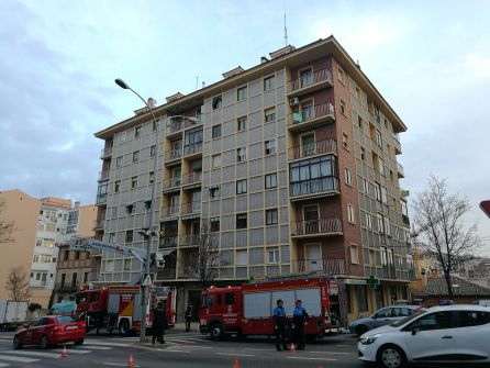 Dos camiones de bomberos a la puerta del número 21 de Ezequiel González Dos camiones de bomberos a la puerta del número 21 de Ezequiel González