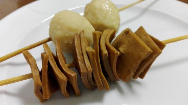 Pinchos de queso de soja o tofu y de bolitas de carne Pinchos de queso de soja o tofu y de bolitas de carne