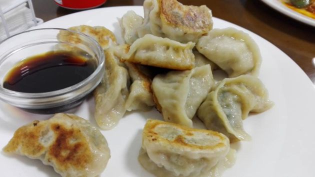 Gyozas o empanadillas japonesas al vapor rellenas de cerdo y cebollino Gyozas o empanadillas japonesas al vapor rellenas de cerdo y cebollino