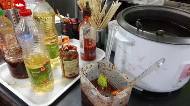 Ollas, salsas y especias en la barra del restaurante Ollas, salsas y especias en la barra del restaurante
