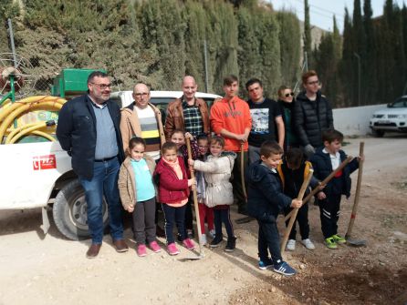 Foto de familia con alcalde, concejales y alumnos participantes en la jornada Foto de familia con alcalde, concejales y alumnos participantes en la jornada