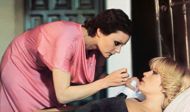 Fotograma de la película Me siento extraña protagonizada por Bárbara Rey y Rocío Dúrcal en 1977 Fotograma de la película Me siento extraña protagonizada por Bárbara Rey y Rocío Dúrcal en 1977