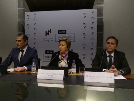 De izquierda a derecha, Óscar Pérez, director de la Zona Ávila Centro Norte, de Bankia; Dolores Ruiz-Ayúcar, presidenta de la Fundación Ávila; y Jesús Pedro Paz, director de Zona Ávila Sur, de Bankia. De izquierda a derecha, Óscar Pérez, director de la Zona Ávila Centro Norte, de Bankia; Dolores Ruiz-Ayúcar, presidenta de la Fundación Ávila; y Jesús Pedro Paz, director de Zona Ávila Sur, de Bankia.