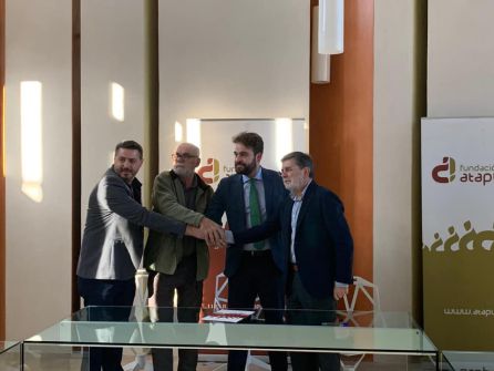 Los firmantes del convenio lo suscriben con apretón de manos Los firmantes del convenio lo suscriben con apretón de manos