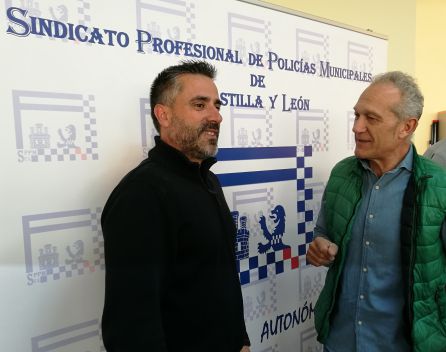 El secretario autonómico y local del sindicato de Policías Locales Juan José Gómez (d) e Ismael Concepción respectivamente, conversan al inicio de la asamblea de su sindicato El secretario autonómico y local del sindicato de Policías Locales Juan José Gómez (d) e Ismael Concepción respectivamente, conversan al inicio de la asamblea de su sindicato