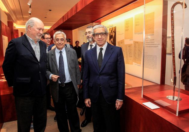 El presidente de la Fundación Unicaja, Braulio Medel (d), junto a familiares de Manuel y Antonio Machado, en la mayor muestra del legado que puede verse en la exposición ''Los Machado vuelven a Sevilla', que reúne en la capital hispalense el legado recabado en quince años de trabajo por la Fundación Unicaja. El presidente de la Fundación Unicaja, Braulio Medel (d), junto a familiares de Manuel y Antonio Machado, en la mayor muestra del legado que puede verse en la exposición ''Los Machado vuelven a Sevilla', que reúne en la capital hispalense el legado recabado en quince años de trabajo por la Fundación Unicaja.
