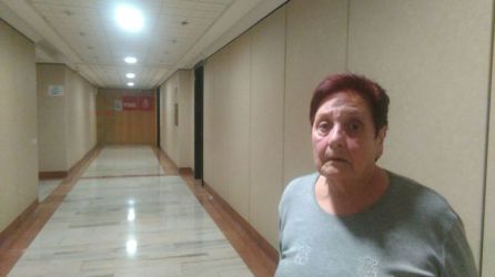 Justi Sandoval, a las puertas de la sede del PSOE durante una de las polémicas asambleas Justi Sandoval, a las puertas de la sede del PSOE durante una de las polémicas asambleas
