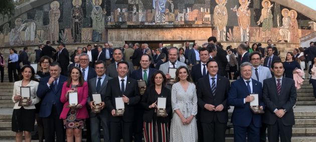 Rosa Gallardo, rodeada de autoridades, durante la celebración de los actos conmemorativos del 50 aniversario de la ETSIAM Rosa Gallardo, rodeada de autoridades, durante la celebración de los actos conmemorativos del 50 aniversario de la ETSIAM